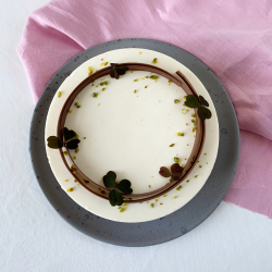 Pistaciekage med brownie &amp; citronmousse