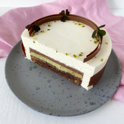 Pistaciekage med brownie &amp; citronmousse