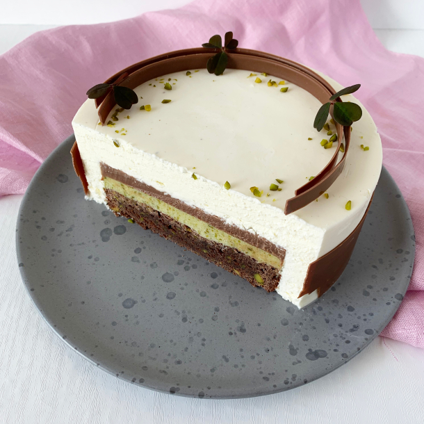 Pistaciekage med brownie &amp; citronmousse