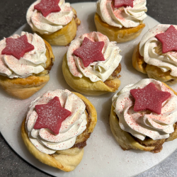 Fastelavnssnegl - Kanelsnegl med karamel &amp; fldeskum