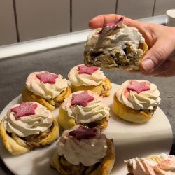 Fastelavnssnegl - Kanelsnegl med karamel &amp; fldeskum