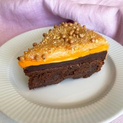Brownie med appelsinganche og karamel